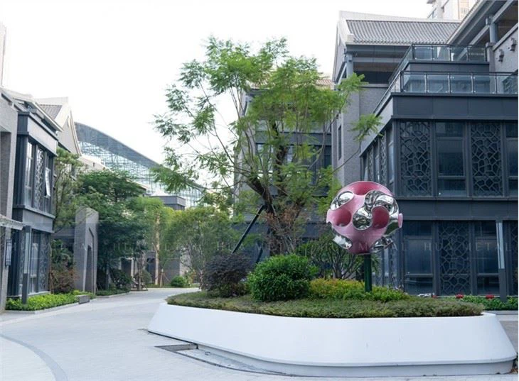 Garden-stainless-steel-ball-sculpture-with-painted-surface